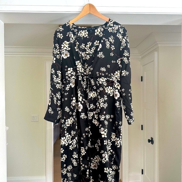 R.-YA Jackets & Blazers - R.-YA Kimono-style Long Sleeve Duster. Gorgeous White Floral Print on Black. OS.